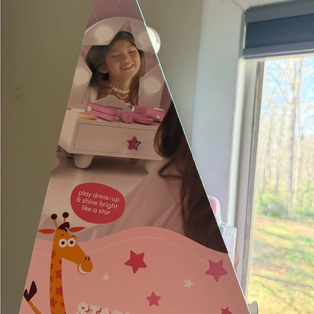 Starlight Glam Light-Up Vanity Playset — Pink - Picture 5 of 5